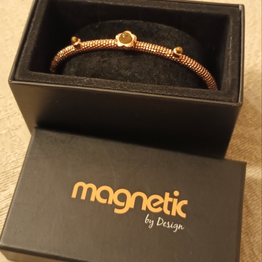 MAGNETIC BY DESIGN BANGLE